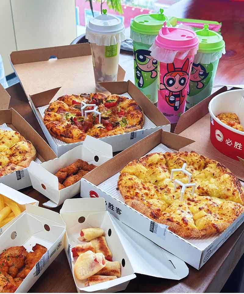 Usura meridiem Tea cum Pizza et Fructus Tea